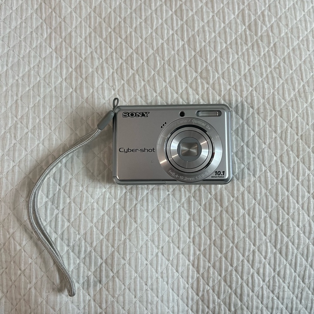 Sony Cyber-shot DSC-S930 Digital Camera
with case